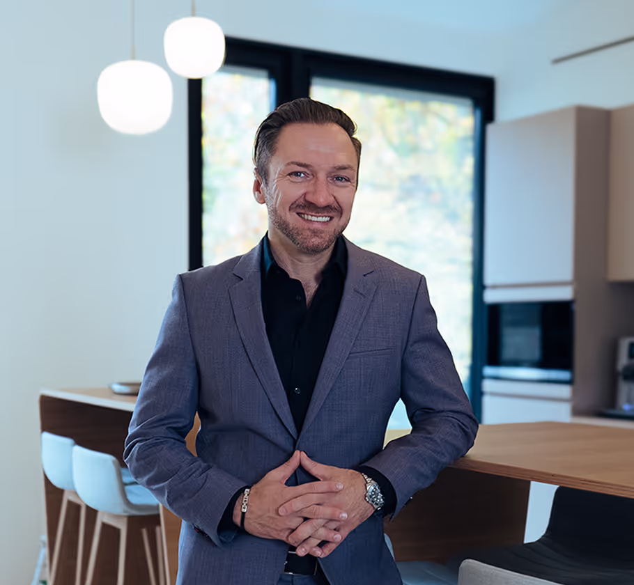 Professionelles Geschäftsfoto von Coach Gregor Wojtowicz aus Köln in einem modernen Büroumfeld mit hellem Interieur